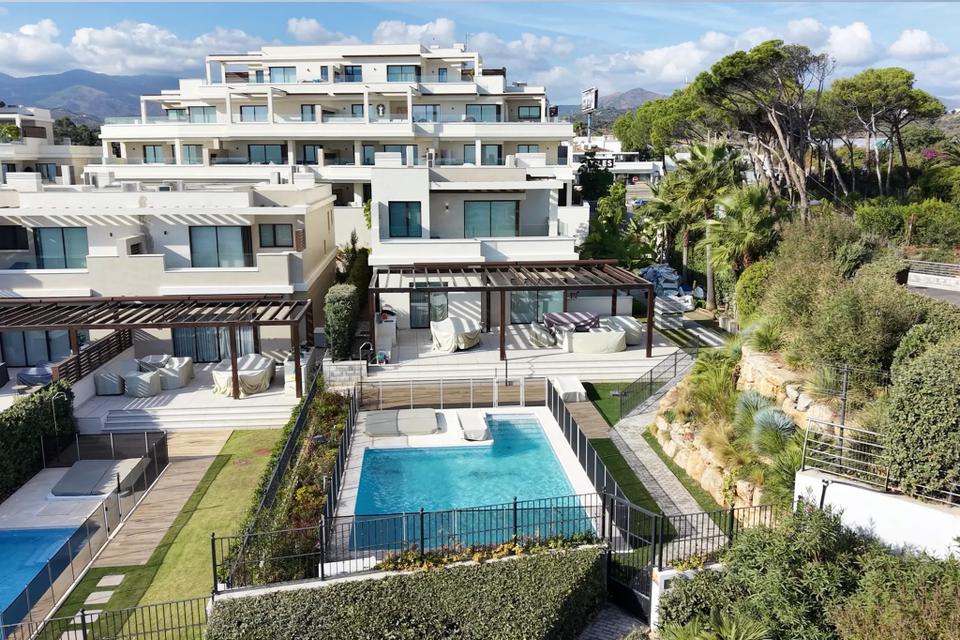 Villa en primera línea de playa en Estepona