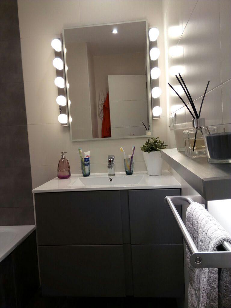 Baño con espejo de camerino y bañera