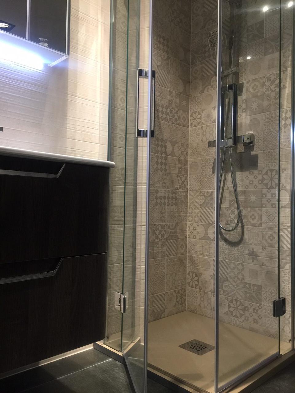 Ducha angular con porcelánico de estilo hidráulico