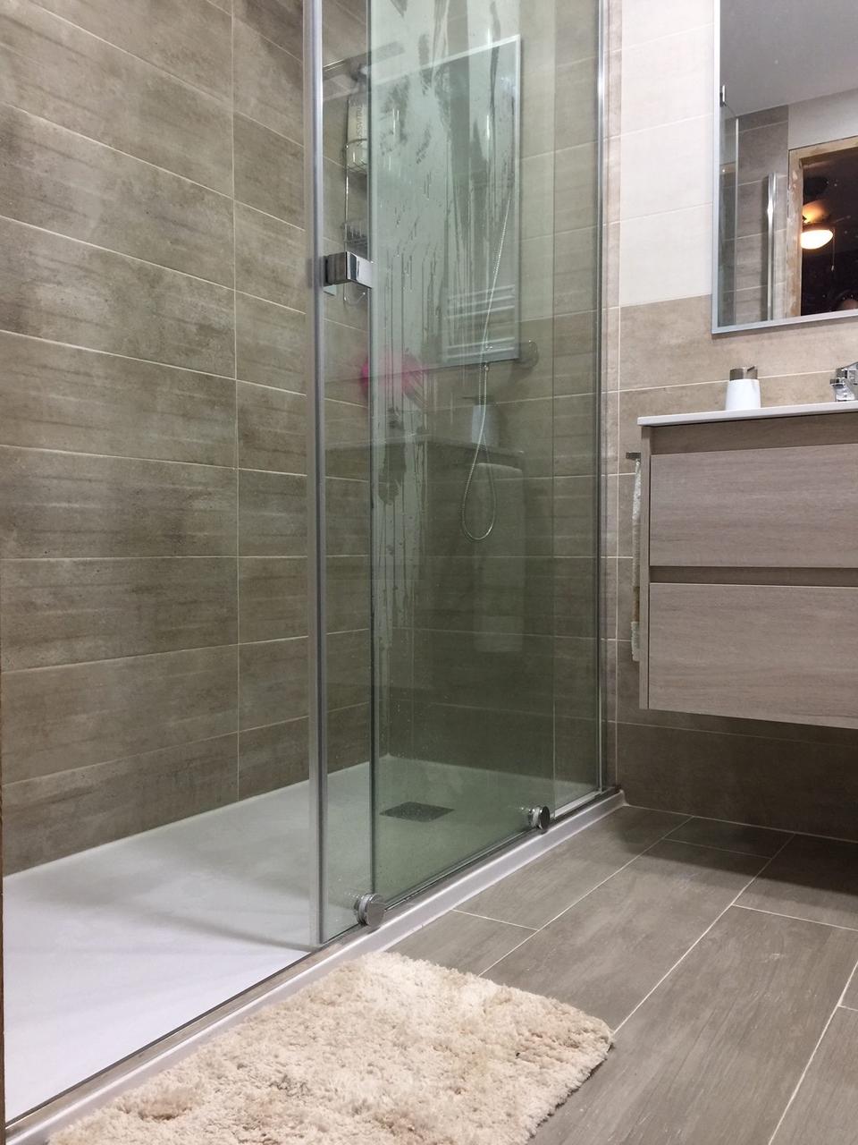 Ducha sin perfiles con paredes efecto madera
