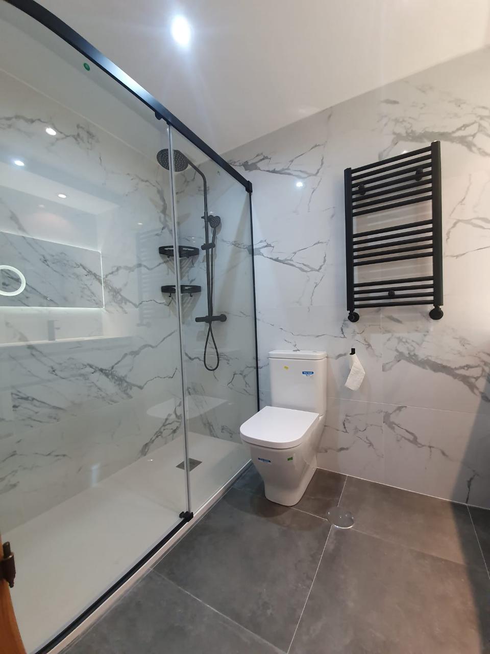 Baño efecto mármol con hornacina iluminada en Torrejón de Ardoz