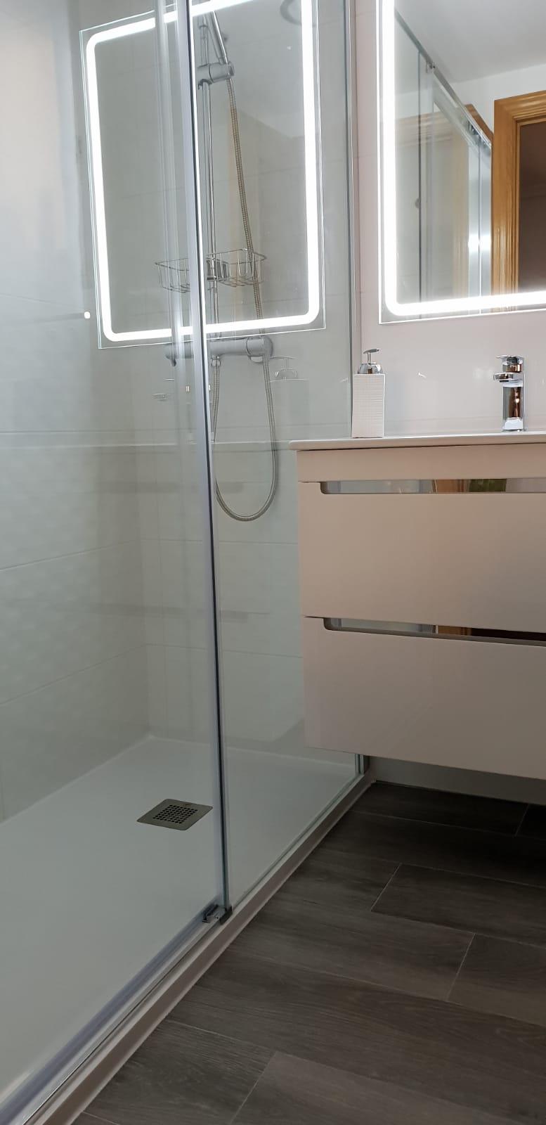 Cambio de bañera por ducha con mampara corredera en Madrid