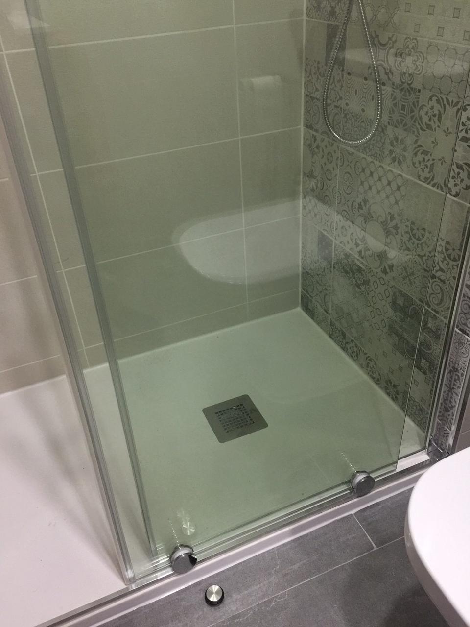 Detalle de ducha con pared de estilo hidráulico