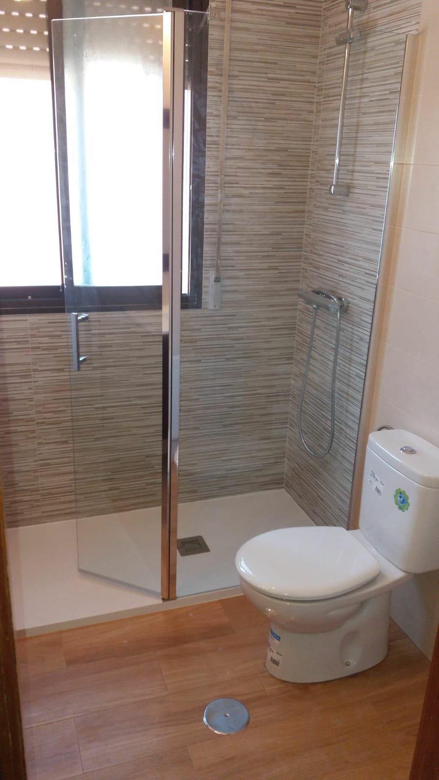 Ducha con ventana y mampara de puerta abatible